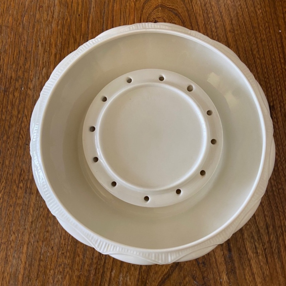 RARE HUTSCHENREUTHER  FLOWER FROG VESSEL - White